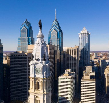 Ben Franklin heykeli Philadelphia Pa şehir sokaklarında üzerinde görünüyor