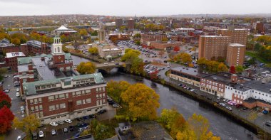 Güz geliyor ağaçlar ve manzara şehir merkezinde kentsel çekirdek Pawtucket Rhode Island of