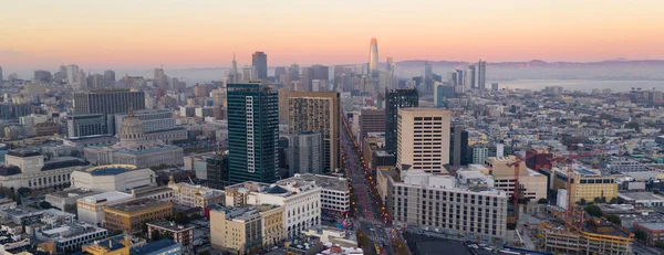 Turuncu tonları gece San Francisco Bay area gelir olarak en yüksek binayı sıçrama gibi görünüyor