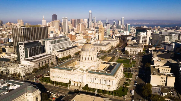 Gamla Stadshuset Står Majestätiskt Det Urbana Landskapet Downtown San Francisco — Stockfoto