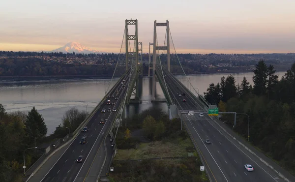 Verkehr Macht Platz Über Die Brücke Über Puget Sound Washington lizenzfreie Stockbilder