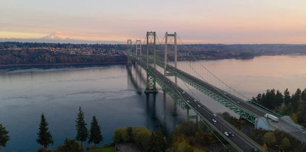 Verkehr Macht Platz Über Die Brücke Über Puget Sound Washington lizenzfreie Stockbilder