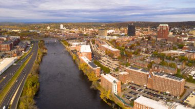 Şehir merkezinde kentsel çekirdek Manchester New Hampshire Merrimack Nehri yanındaki karayolu çalışır