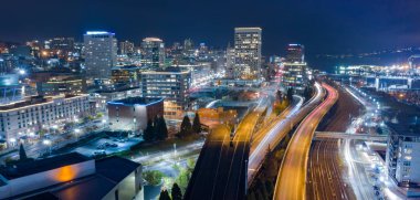Otoyol ve şehir Tacoma Washington binaların üzerinde gece sahne havadan görünümü