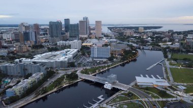 Batı kıyısında Tampa, Florida'nın en büyük şehir manzarası gösterilir burada gece olarak