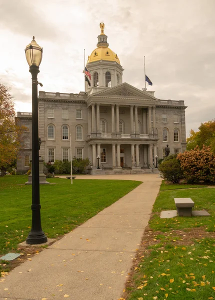 Herfstbladeren Het Gazon Aan State Capital Gebouw Van New Hampshire — Stockfoto