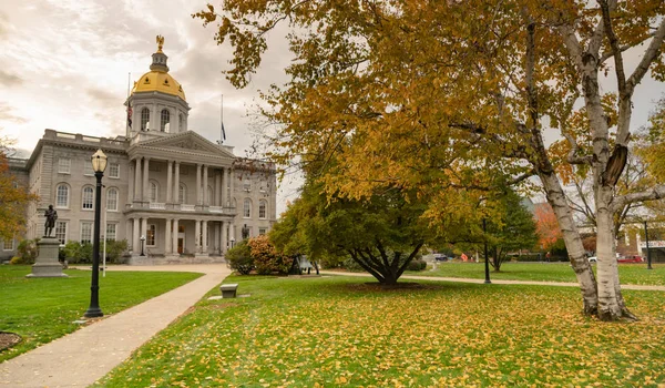 Podzim Listy Trávníku Státní Kapitál Budova New Hampshire Concord — Stock fotografie