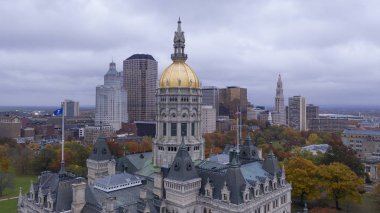 Hartford'da bina Connecticut Eyalet başkenti, karanlık bir gökyüzü altında şehir binaları
