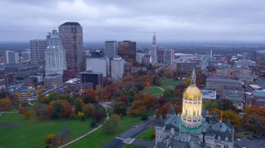 Hartford'da bina Connecticut Eyalet başkenti, karanlık bir gökyüzü altında kubbe ışıklar Hadi