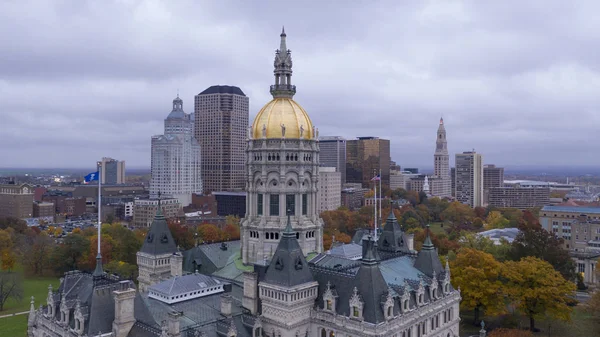 Edifícios Centro Cidade Sob Céu Escuro Edifício Capitólio Estado Connecticut — Fotografia de Stock