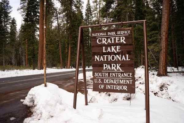 Znak Skały Kołysze Się Powrotem Wietrze Crater Lake — Zdjęcie stockowe