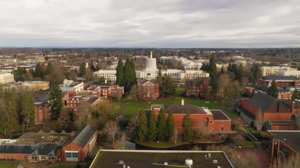 Passando Sobre Willamette University Com Oregon Pioneer Topo Edifício Capital — Vídeo de Stock