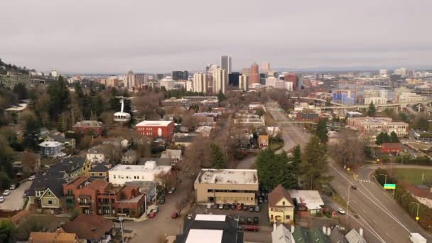 Portland Tram Seilbahnen Gleiten Über Interstate Oregon State — Stockvideo