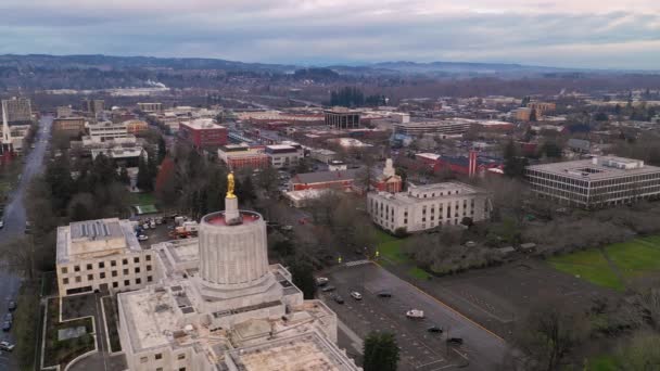 Morning Traffic Passes Oregon Pioneer Atop Capital Building Salem — Stock Video