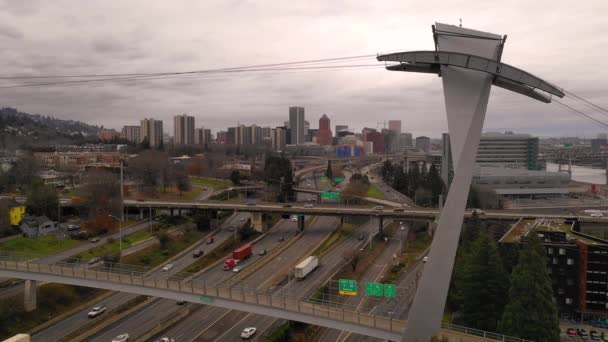 Portland Spårvagn Linbanor Glida Över Interstate Oregon State — Stockvideo