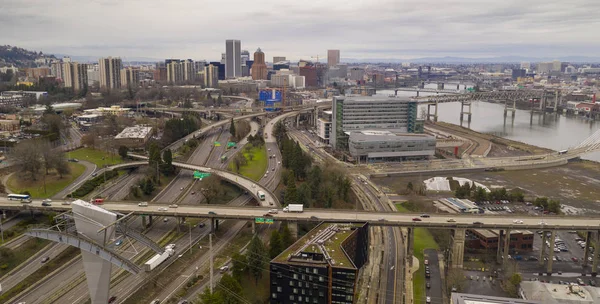 Yollar Başkanları Içine Portland Çevresinde Willamette Nehri Altında Akan Karmakarışık — Stok fotoğraf