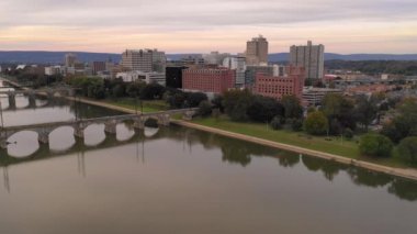 Harrisburg Pennsylvania Susquehanna Nehri üzerinde havadan görünümü