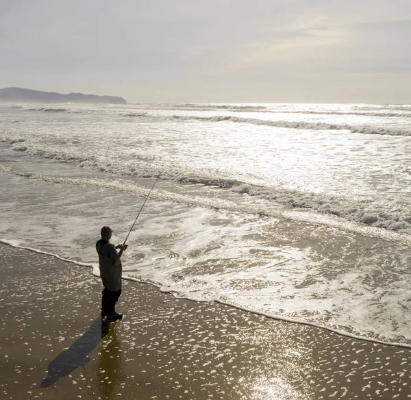 Oceano Pacífico Mar Surf Rodeia Homem Pesca — Fotografia de Stock