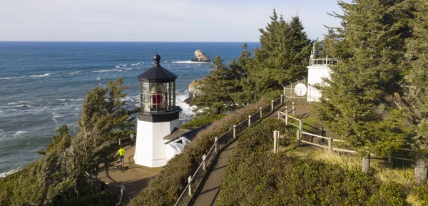 Ondas Oceano Pacífico Colidem Contra Altas Falésias Abaixo Farol Cape — Fotografia de Stock