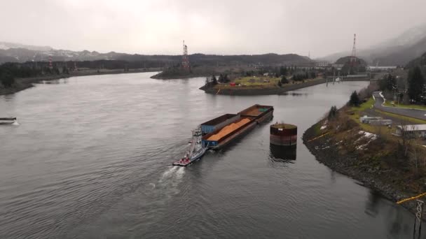 Aerial View Tahıl Dolgulu Mavna Bonneville Columbia Nehri Kadar Iterek — Stok video