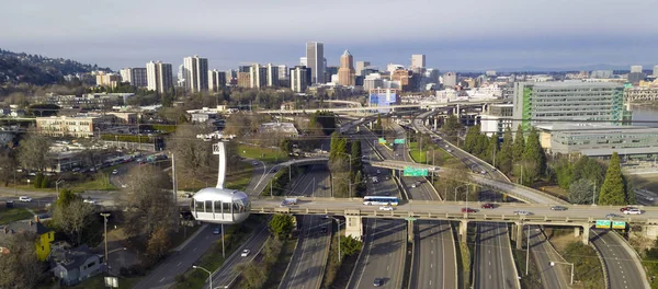 Portland spårvagn flyttar österut över Interstate 5 mot vattnet — Stockfoto