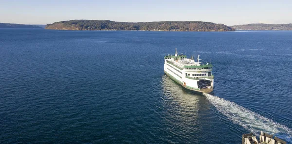 Letecký pohled na trajekt Puget Sound zamířil k Vashon Island — Stock fotografie