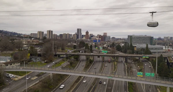 The Portland Tram Moves East over Interstate 5 Toward the Waterfront — Stock Photo, Image