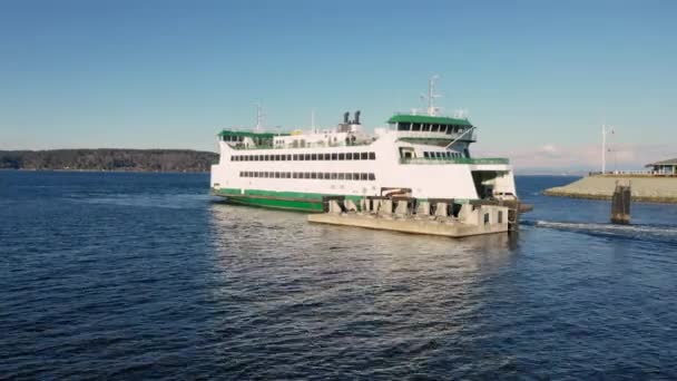 Luchtfoto Verheffen Puget Sound Ferry Vertrekt — Stockvideo