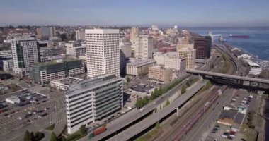 Tacoma Washington silüetine ve sahile doğru hareket ediyor