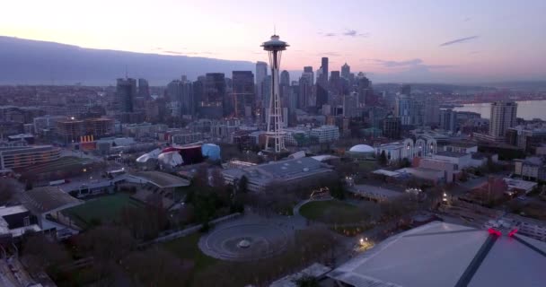 Luftaufnahme Die Die Innenstadt Von Seattle Washington Nahe Der Weltraumnadel — Stockvideo