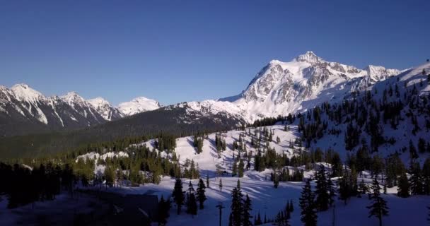 Bright Sunny Spring Day Mountains Shuksan — Stock Video