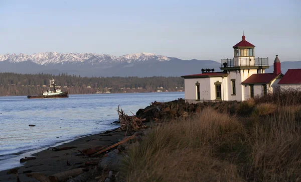 Buque que pasa por el faro de West Point Puget Sound Seattle Washington —  Fotos de Stock