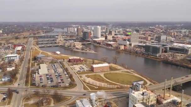 Luchtfoto Cedar Rapids Iowa Riverfront Downtown Skyline Van Stad — Stockvideo