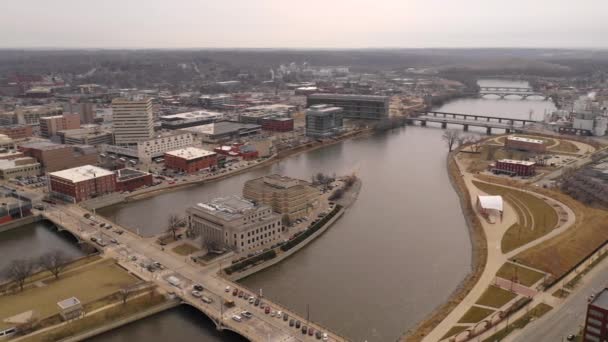 Luchtfoto 180 Graden Pan Cedar Rapids Iowa Riverfront Downtown City — Stockvideo