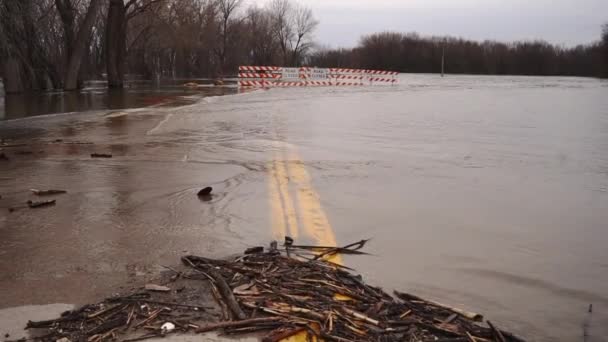 密西西比河洪水淹没堤岸封闭道路 — 图库视频影像