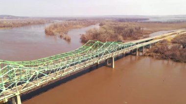 Missouri Nehri üzerindeki Eyaletler arası 680 Köprüsü Sel Temizliği İçin Kapatıldı