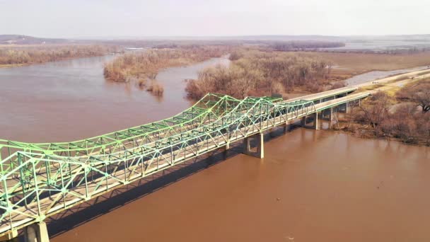 Missouri Nehri Üzerindeki Eyaletler Arası 680 Köprüsü Sel Temizliği Çin — Stok video