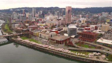 Şehir Portland Oregon ve Willamette Nehri üzerinde havadan görünüm