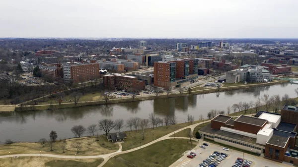 Día nublado sobre el río en Iowa City — Foto de Stock