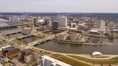 Cedar Rapids Iowa kentsel Waterfront havadan perspektif