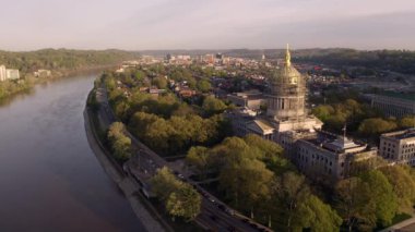 Gündoğumu Kanawha Nehri 'ne yansıyor. Şehir merkezindeki Charleston Batı Virginia nehri tarafından yavaşça akıyor.