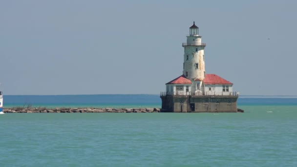 Cruise Sight Seeing Ship Passeert Chicago Harbor Lighthouse — Stockvideo