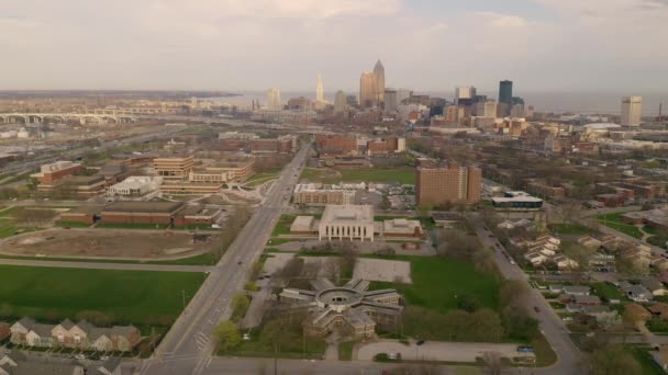 Vista Aérea Lago Erie Lado Del Horizonte Del Centro Ciudad — Vídeos de Stock