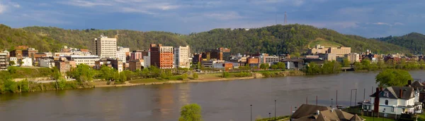 El río Ohio Meanders reflejando edificios de Wheeling West — Foto de Stock