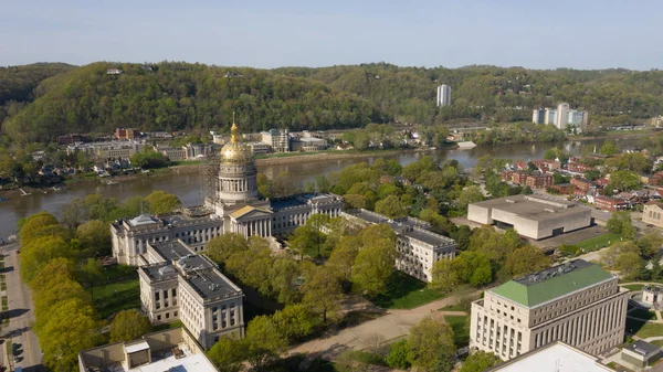 Ліси оточує капітал купол підтримки робітників у Чарльстоні — стокове фото