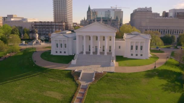 Tulipas Bloom Sob Sol Brilhante Edifício Capital Richmond — Vídeo de Stock