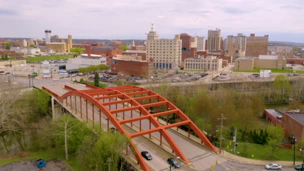 Ponte Trasporta Traffico Sul Fiume Mahoning Dentro Fuori Youngstown Ohio — Video Stock