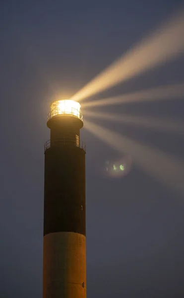 Farol de Oak Island vigas para o Seafoam em Fort Caswell — Fotografia de Stock