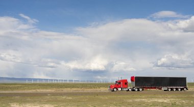 Dramatik gökyüzü yüksek yol büyük Rig OTR ulaşım