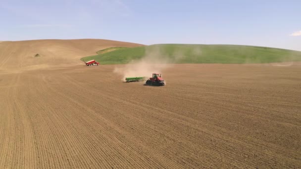 Çiftlik Sahibi Daha Sonra Dikim Için Ilkbaharda Alan Sürme Yaptığı — Stok video